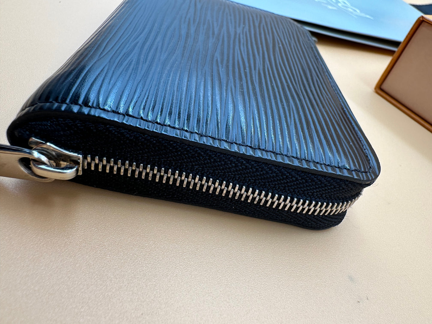 LV ZIPPY EPI CARD CASE