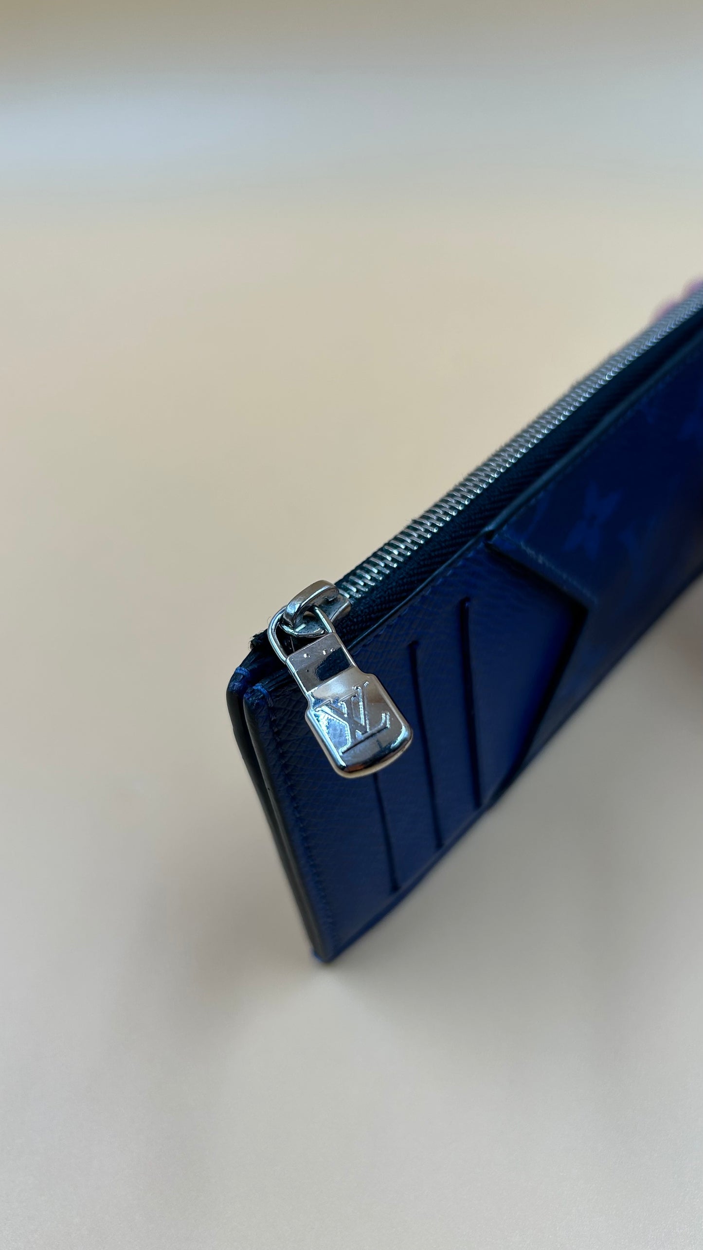LV CARD HOLDER